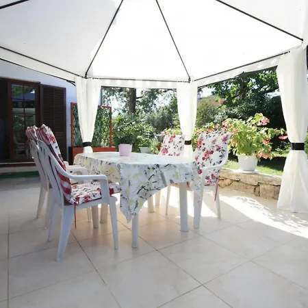 Robinson House In Vrvari With Balcony, Air Conditioning, Wifi, Dishwasher 5195-2 Poreč