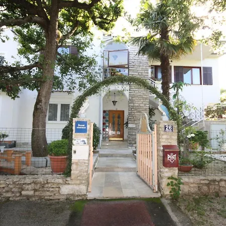 Robinson House In Vrvari With Balcony, Air Conditioning, Wifi, Dishwasher 5195-2 Ferienhaus Poreč