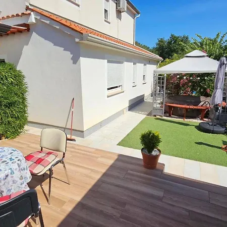 Ferienhaus Robinson House In Vrvari With Balcony, Air Conditioning, Wifi, Dishwasher 5195-2 Poreč